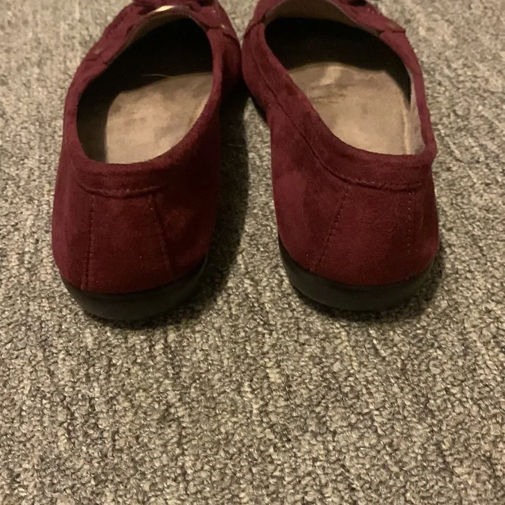 NWOT Aerosoles maroon tassel loafers with gold detail! Size 6